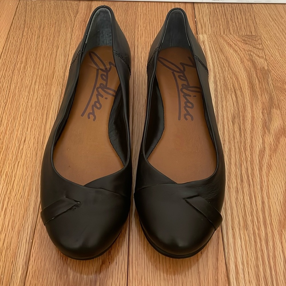 Black zodiac ballet flats with front twist
